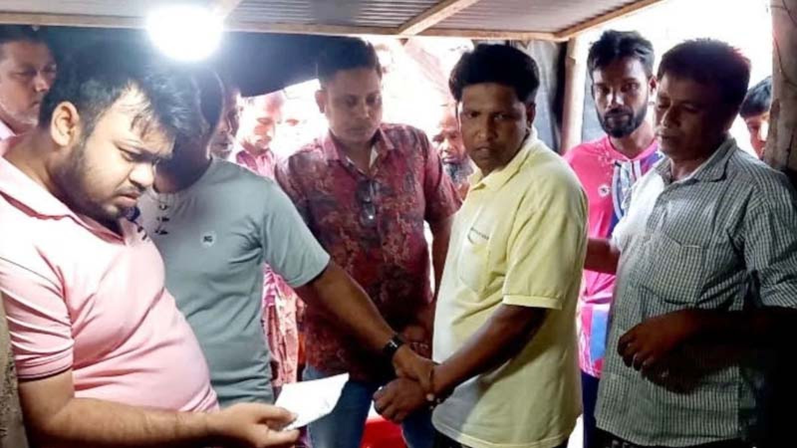 বাগমারায় প্রতিবন্ধী ভাতার টাকা তুলতে গিয়ে স্থানীদের কাছে আটক ইউপি সদস্য, জব্দ ১০ সিম