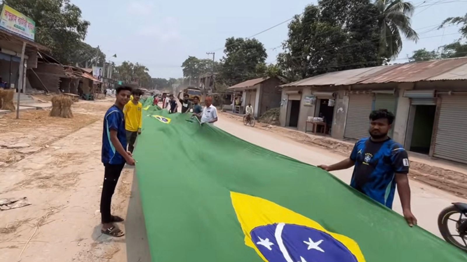 বাঘায় ১২০ হাত দৈর্ঘ্যরে পতাকা টাঙালেন ব্রাজিল সমর্থকরা
