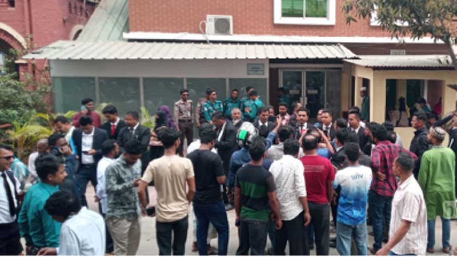 আওয়ামী লীগ নেতাদের জামিন: বরিশালে আইনজীবীদের আদালত বর্জন