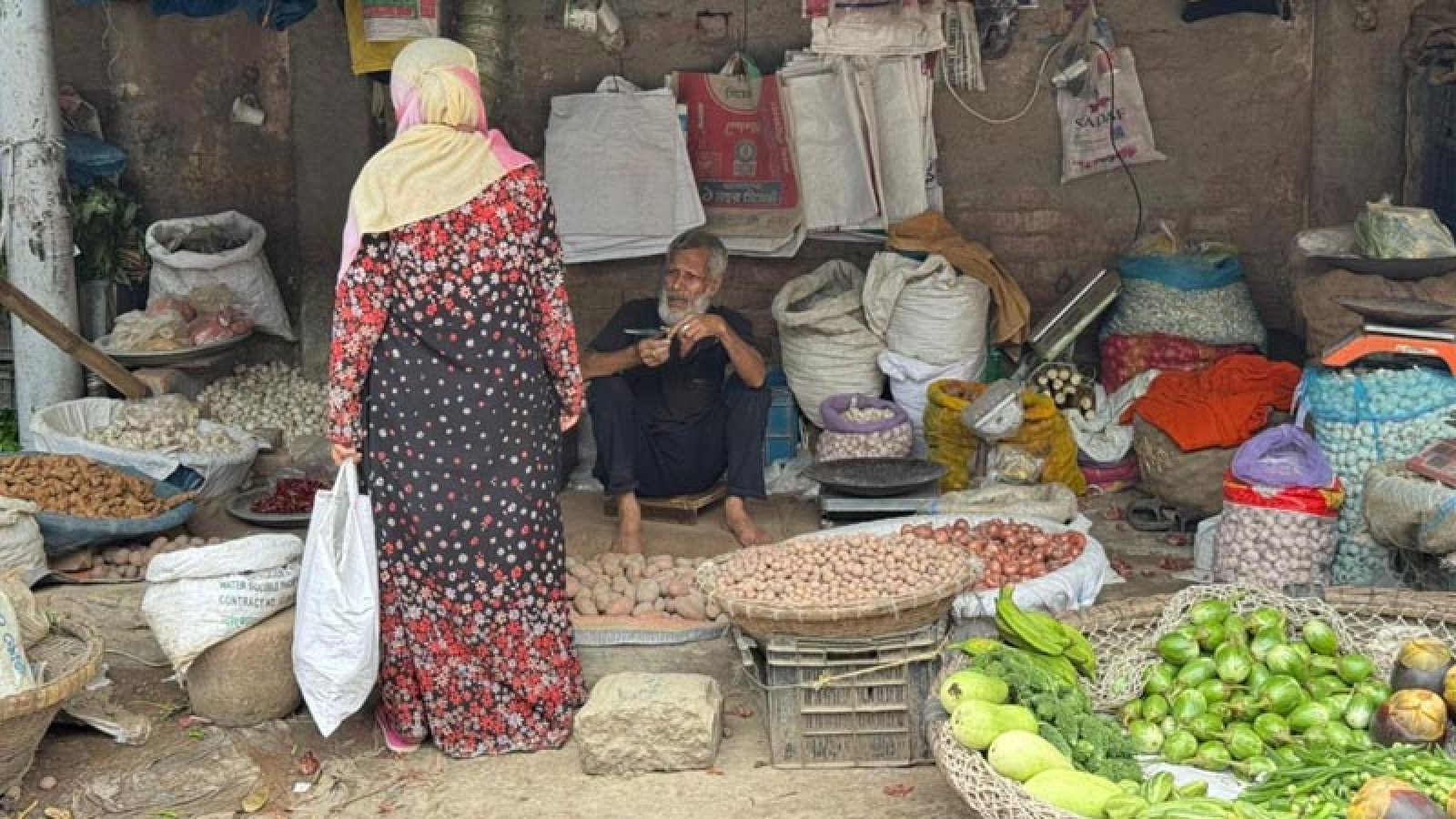 বৃষ্টির অজুহাতে কাঁচাবাজারে আগুন