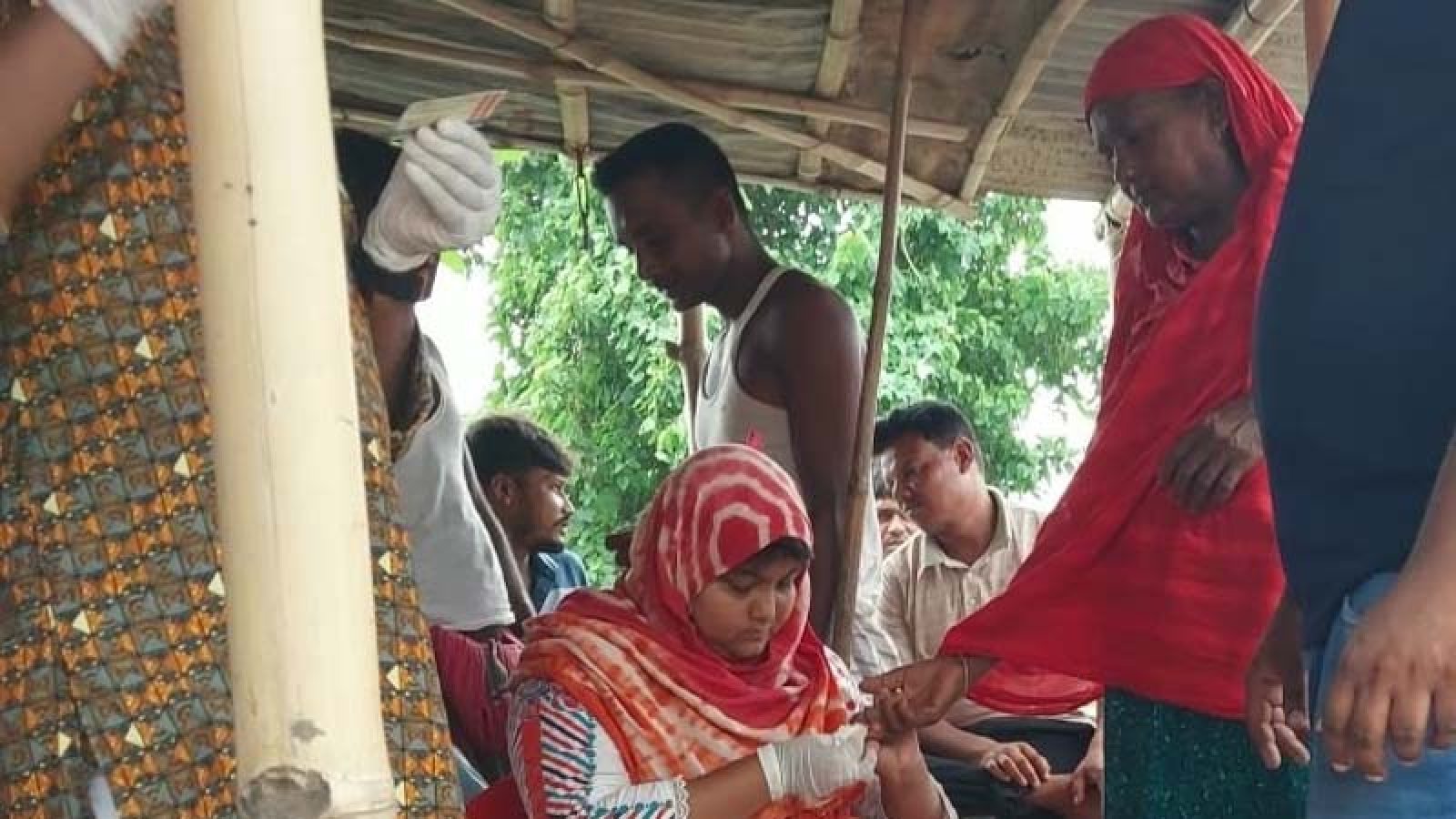 চরে রক্ত বন্ধন ফাউন্ডেশরেন বিনামূল্যে রক্তের গ্রুপ পরীক্ষা