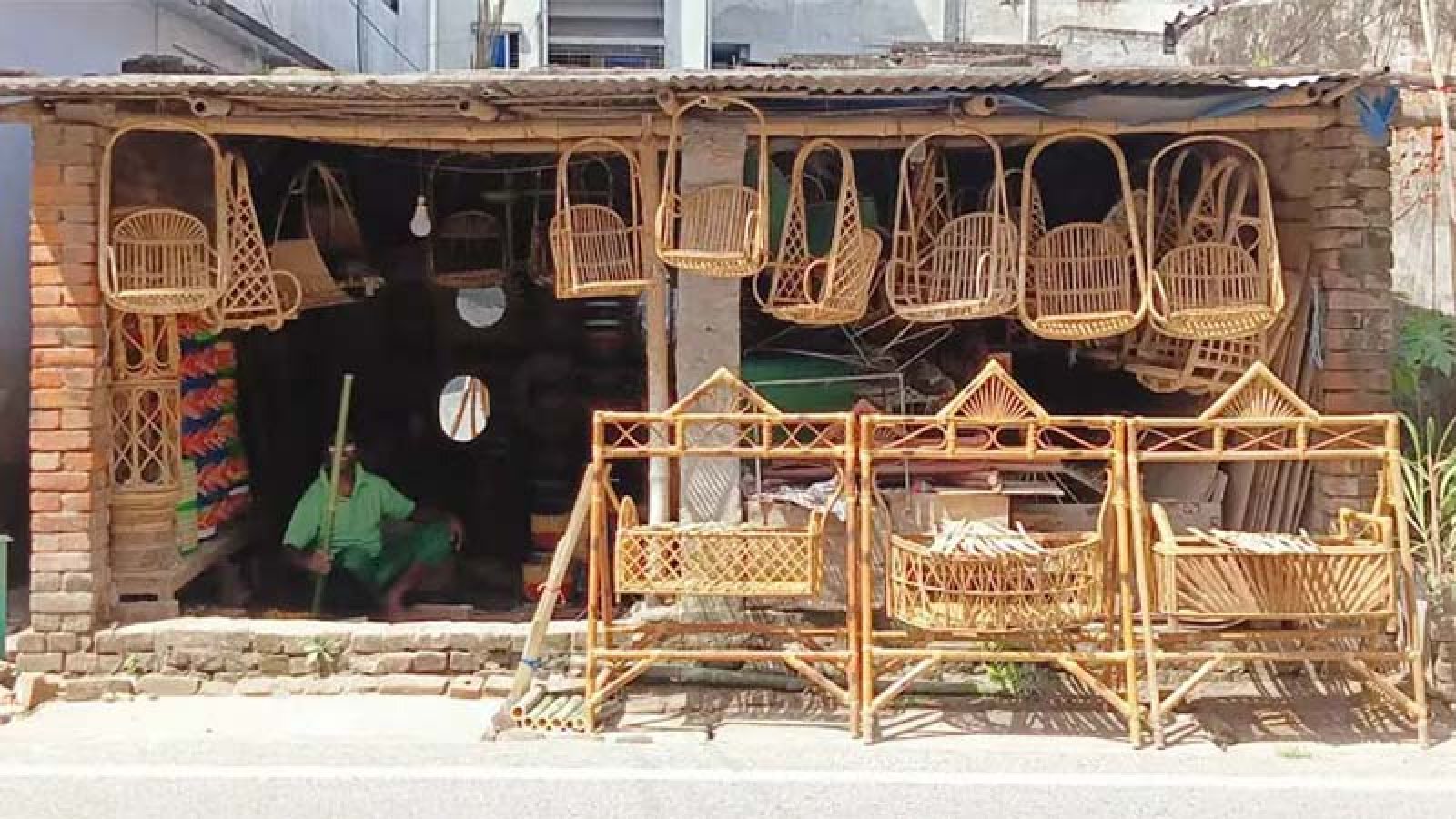 জৌলুস হারাচ্ছে বেতের তৈরি আসবাব