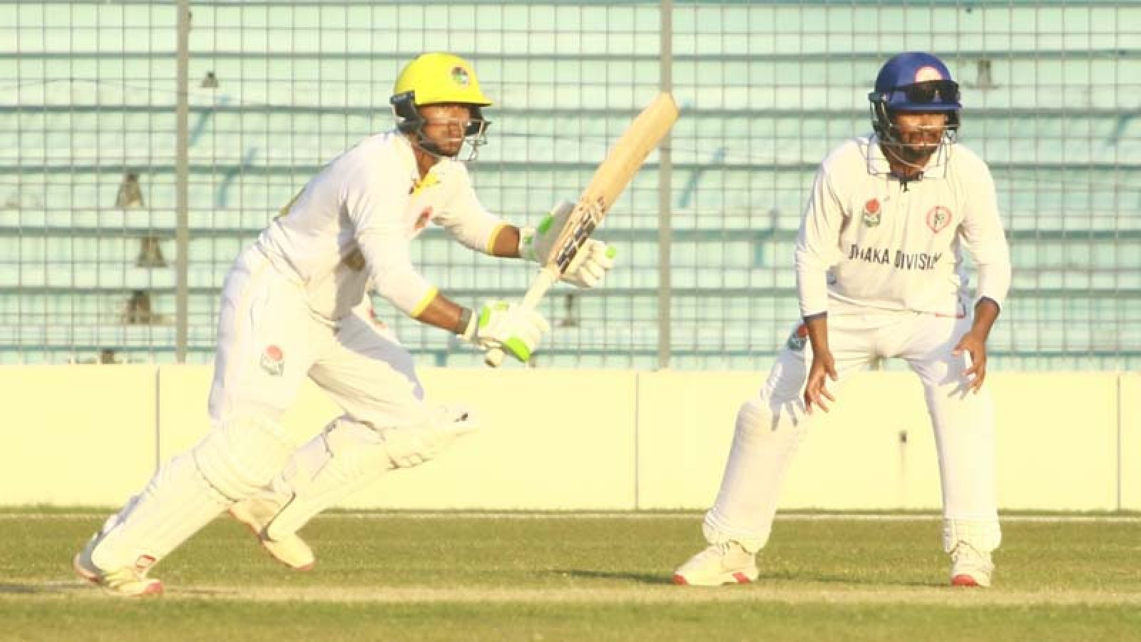 ফলোঅনে পড়ে ঘুরে দাঁড়ানোর লড়াইয়ে রাজশাহী, প্রথম জয়ের স্বপ্ন ঢাকার