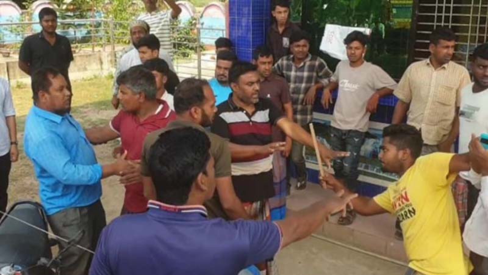 ফিলিং স্টেশনে বিএনপি নেতাকে মারধর