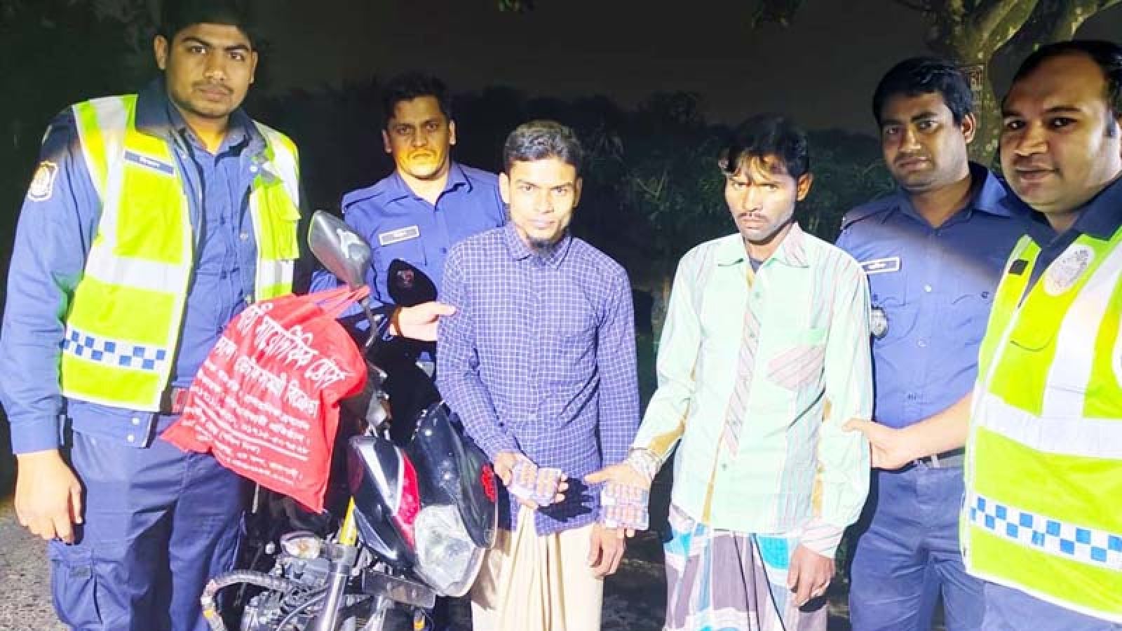 পোরশায় ৪০০পিস ট্যাপেন্টাডল ট্যাবলেটসহ দুই যুবক আটক