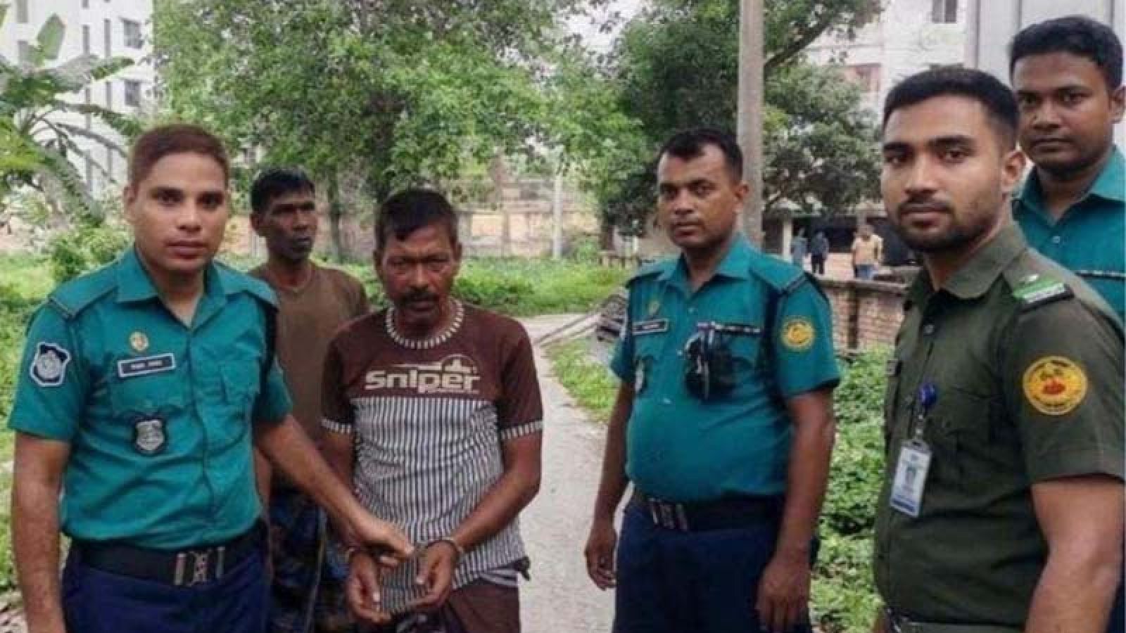 রুয়েটে তারকাটা চুরি করতে গিয়ে চোর আটক