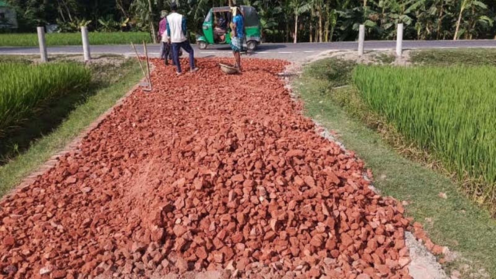 বগুড়ায় সড়ক সংস্কারে নিম্নমানের খোয়া ব্যবহারের অভিযোগ