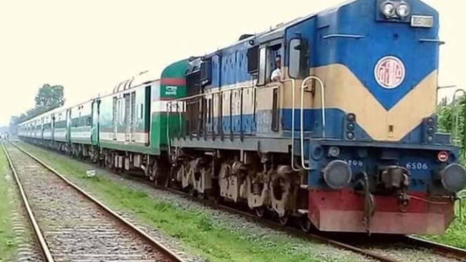 রাবি স্টেশনে দুই আন্তঃনগর ট্রেনের যাত্রাবিরতি শুরু