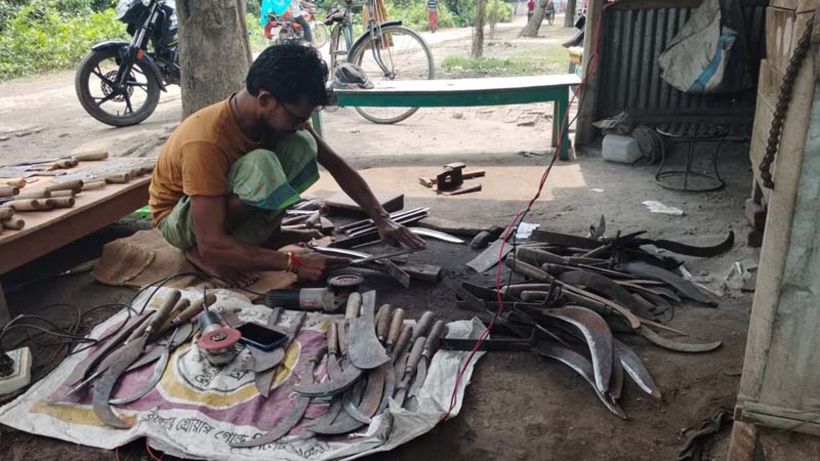 শিবগঞ্জে কামারশালায় ব্যস্ত প্রায় তিনশো কর্মকার