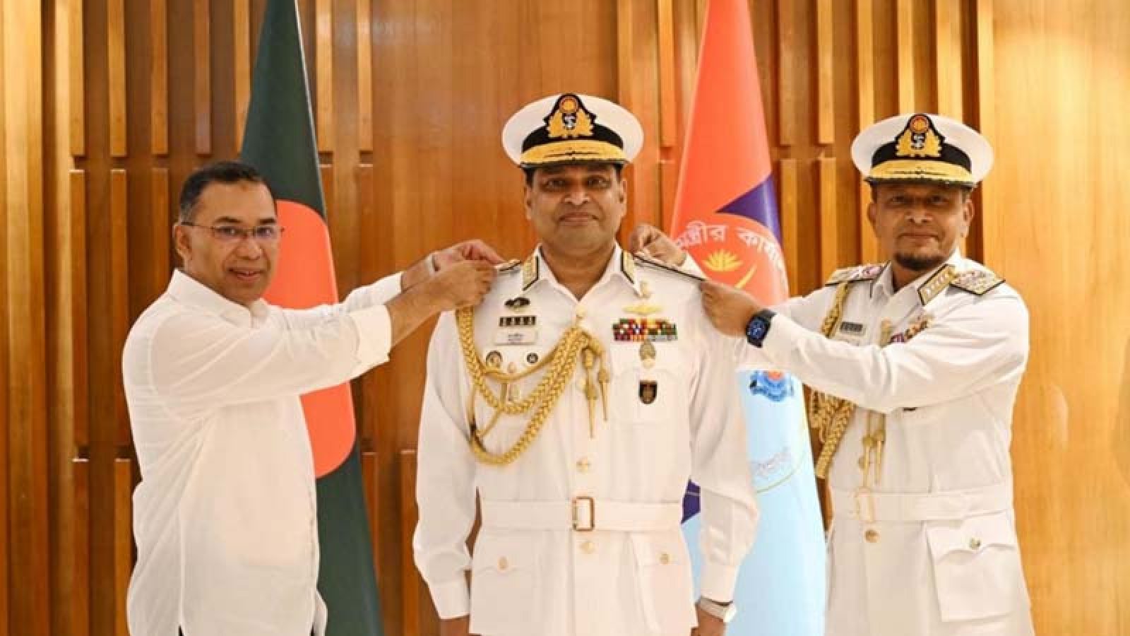নবনিযুক্ত নৌবাহিনী প্রধানকে র‍্যাঙ্ক ব্যাজ পরালেন প্রধানমন্ত্রী
