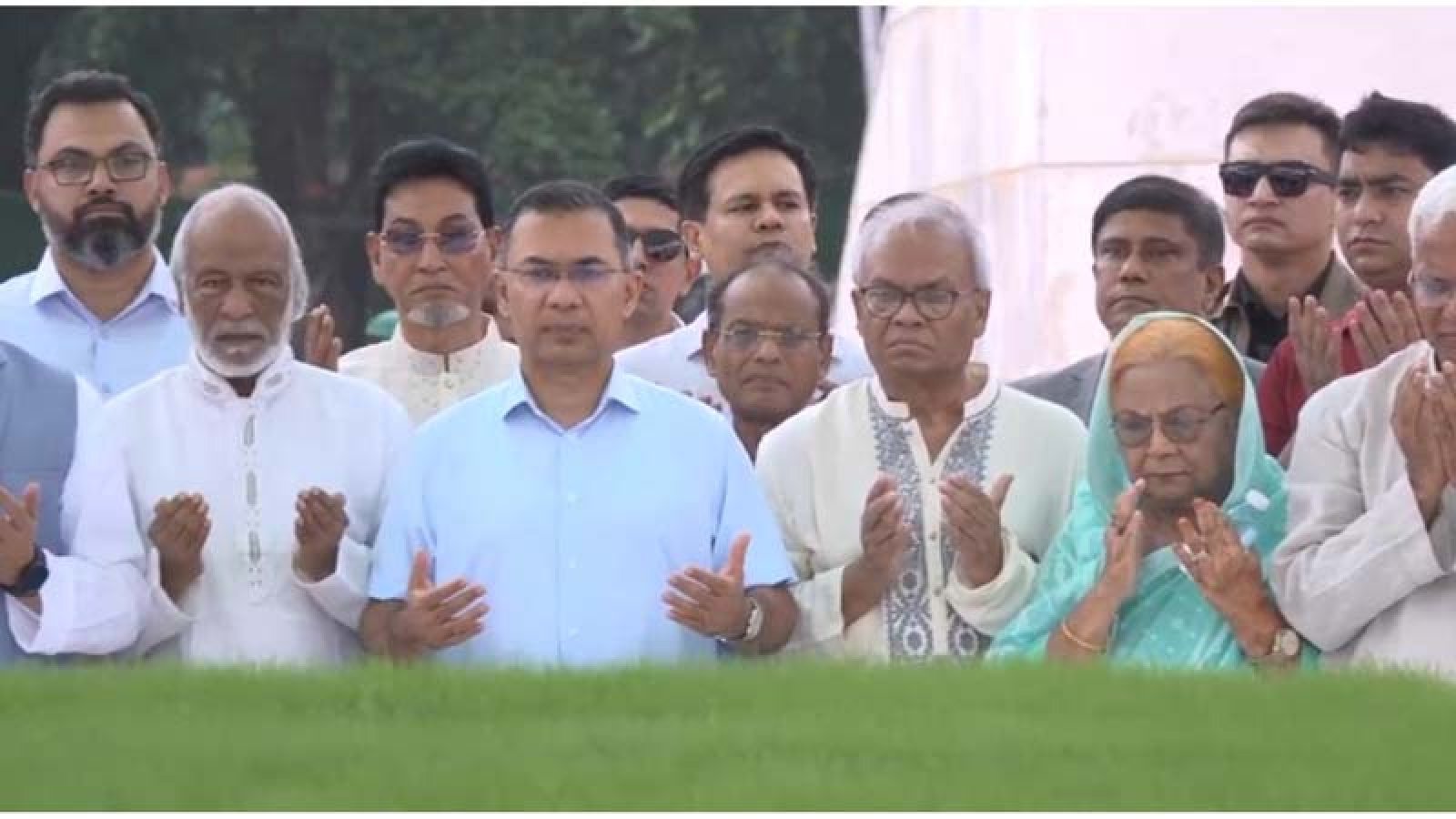 প্রতিষ্ঠাবার্ষিকীতে জিয়া-খালেদার সমাধিতে প্রধানমন্ত্রীর শ্রদ্ধা