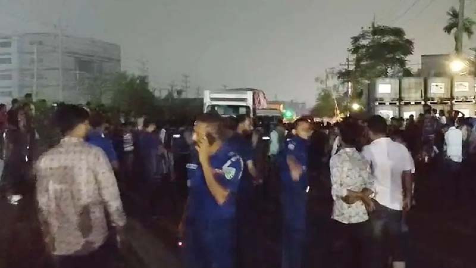গাজীপুরে মধ্যরাতে শ্রমিকদের মহাসড়ক অবরোধ, দীর্ঘ যানজটে আটকা মানুষ