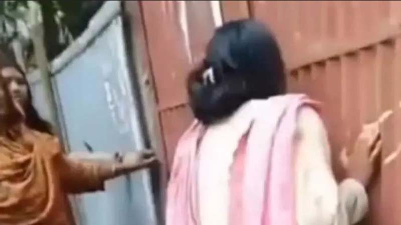 প্রেমিকের বাড়িতে তরুণীর আকুতি, ‘দরজাটা একটু খোলো’