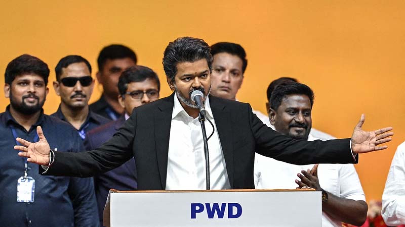 দায়িত্ব নিয়েই ৭১৭ মদের দোকান বন্ধ করলেন বিজয়