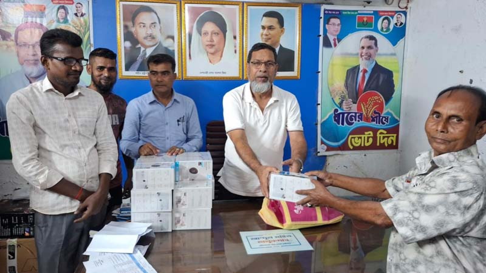 আদমদীঘির পূজামণ্ডপে এমপির নগদ অর্থ ও সিসিটিভি উপহার