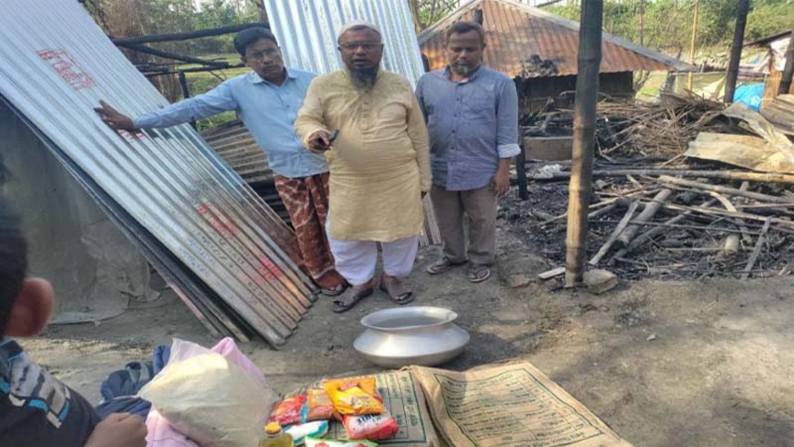 নওগাঁয় অগ্নিকাণ্ডে সব হারানো পরিবারের পাশে উপজেলা প্রশাসন