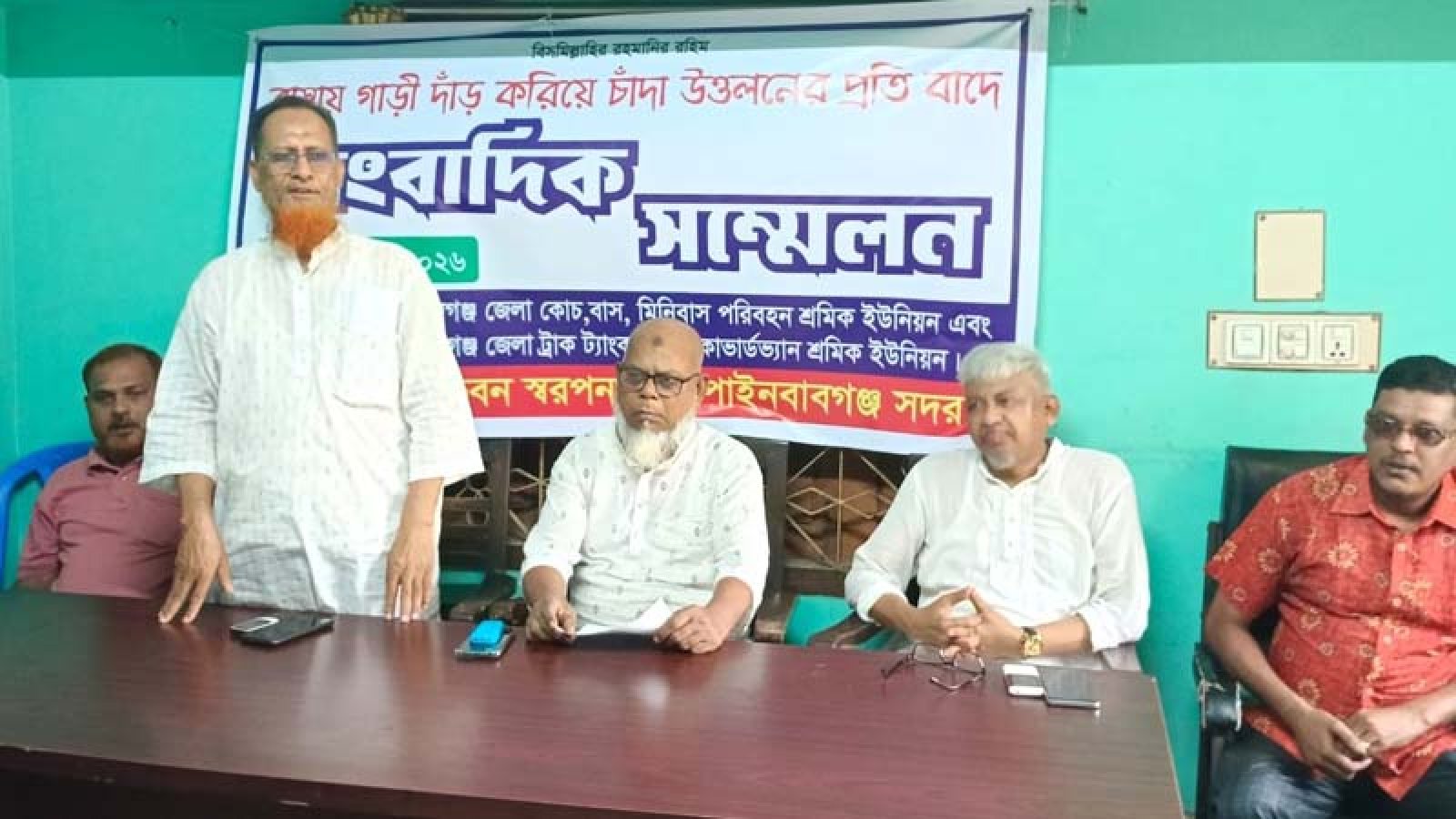 চাঁপাইনবাবগঞ্জ সড়ক পরিবহনে চাঁদা বন্ধের দাবি