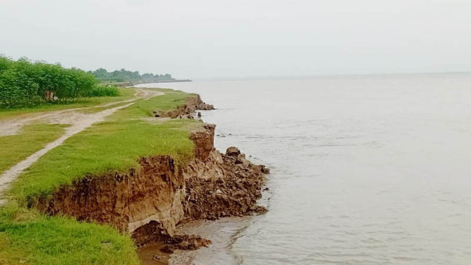পদ্মার ভাঙনে ঘর-জমি হারাচ্ছেন মানুষ, ঝুঁকিতে বাঘার চরাঞ্চল