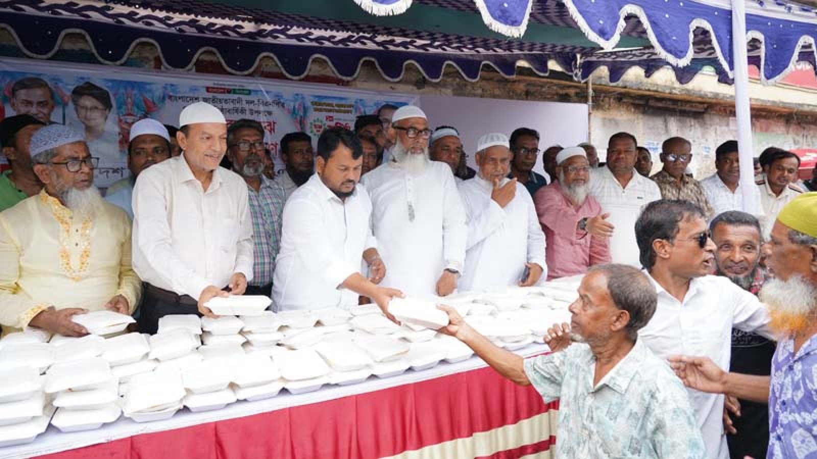 বিএনপির ৪৮তম প্রতিষ্ঠাবার্ষিকী উপলক্ষে দুস্থদের মাঝে খাবার বিতরণ