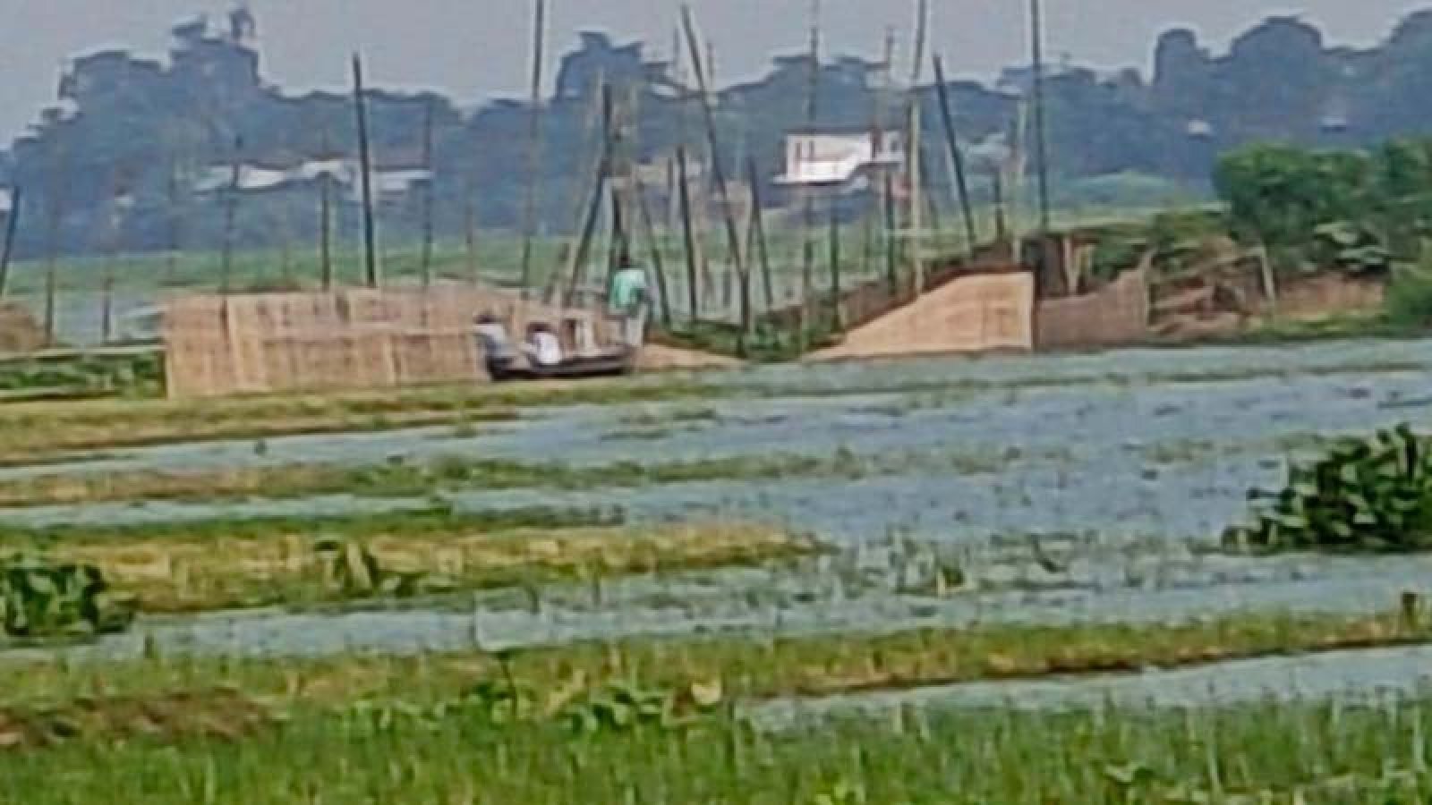সাপাহারে বাকসা বিলের সীমানা ঘেরাও নিয়ে উত্তেজনা