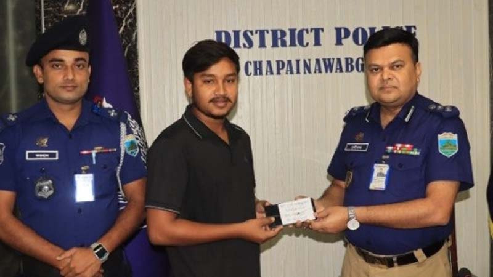 চাঁপাইনবাবগঞ্জে উদ্ধার ৩০ মোবাইল ফোন হস্তান্তর