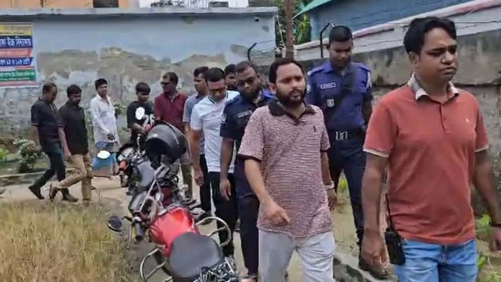 এসএসসি পরীক্ষাকেন্দ্রে এনসিপি নেতাকে পিটুনি, উদ্ধার করল পুলিশ
