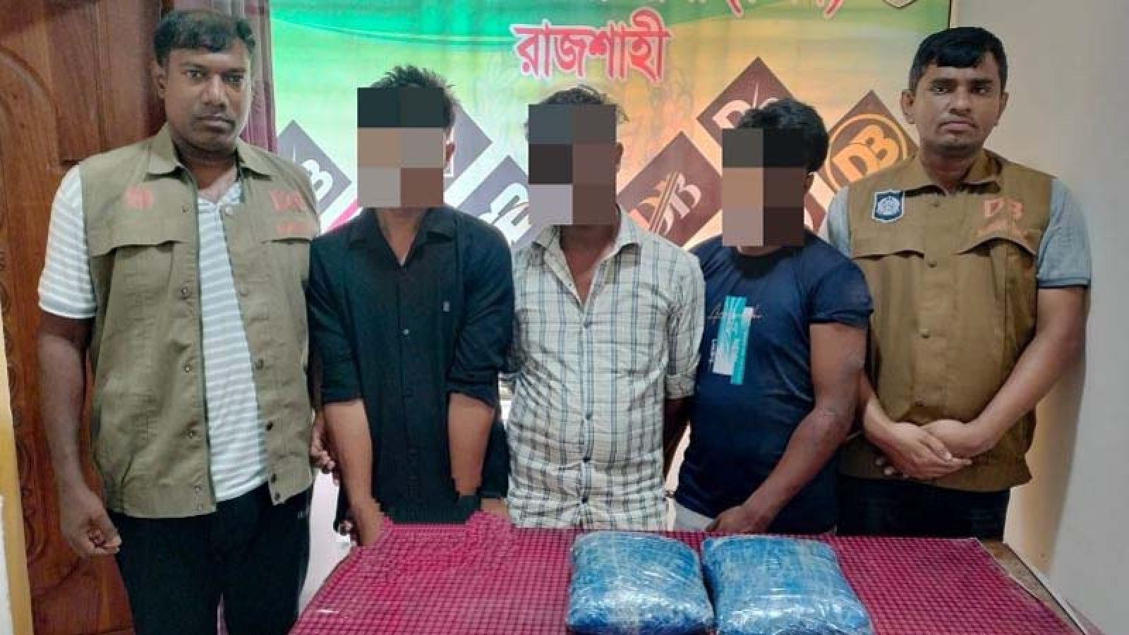 তানোরে দুই কেজি গাঁজাসহ তিনজন গ্রেফতার