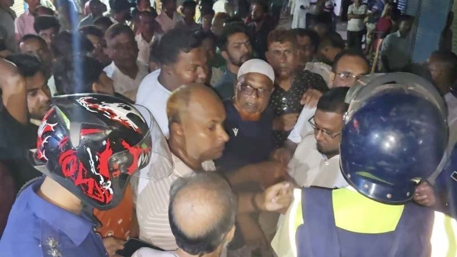 সাঁথিয়ায় পাল্টাপাল্টি কর্মসূচীতে বিএনপি-জামায়াত মুখোমুখি, বিএনপির বিক্ষোভ পণ্ড