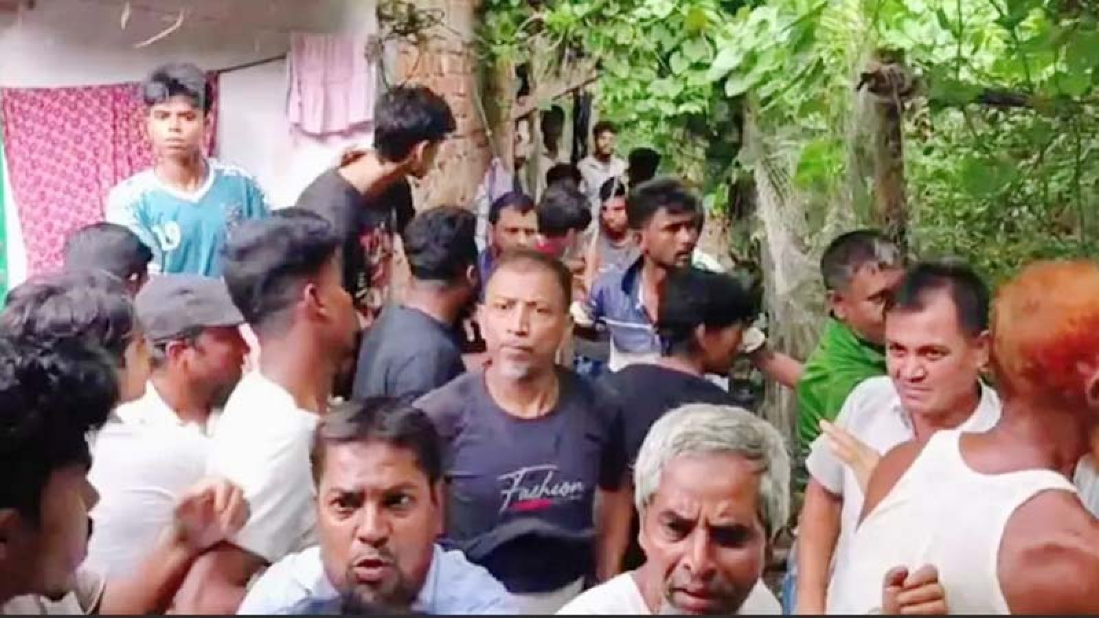 বাপের বাড়ির কবরস্থানে মেয়ের মরদেহ দাফনে স্থানীয়দের বাধা