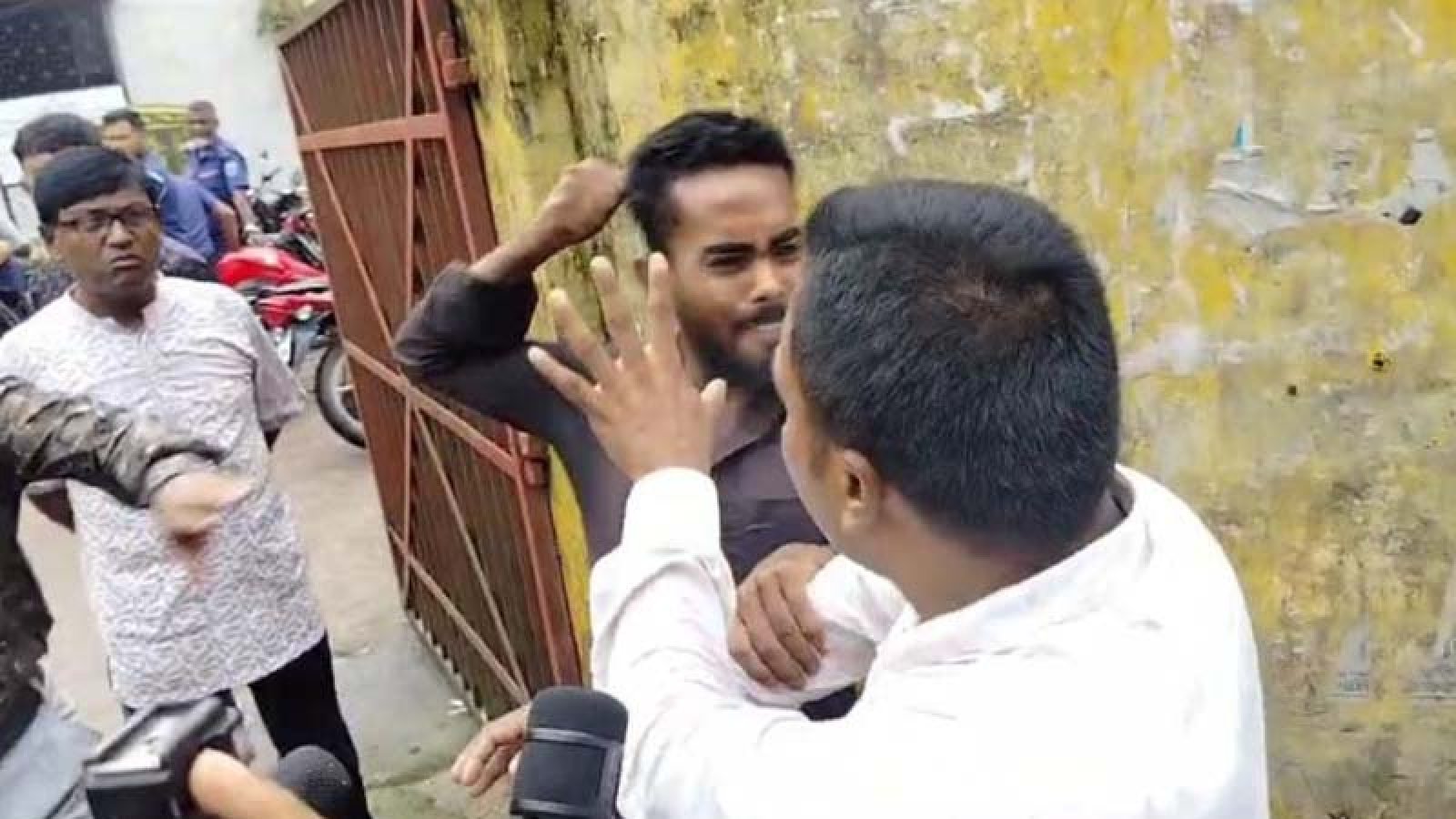 নাটোরে হাসপাতালে নবজাতকের মৃত্যু,  হাসপাতাল ভাঙচুর  ও  ডাক্তারকে মারপিট