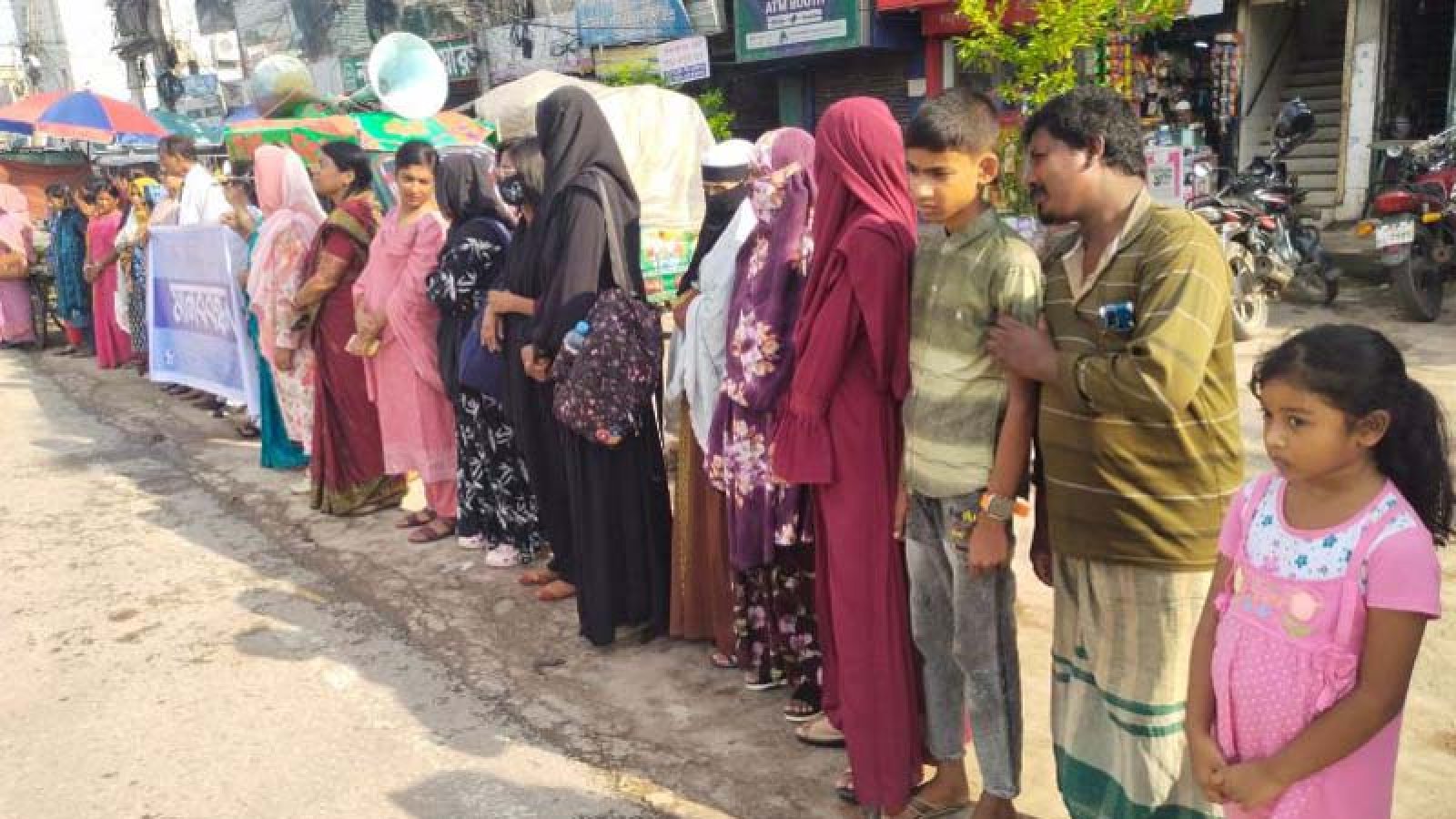 নাটোরে নারীর প্রতি সহিংসতা ও শিশু নির্যাতনের প্রতিবাদে মহিলা পরিষদের মানববন্ধন