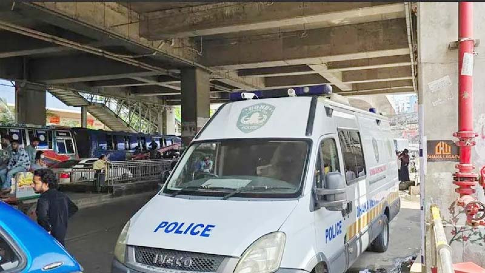 এবার মিরপুর মেট্রোরেল স্টেশনের নিচে বোমাসদৃশ বস্তু ঘিরে রেখেছে পুলিশ