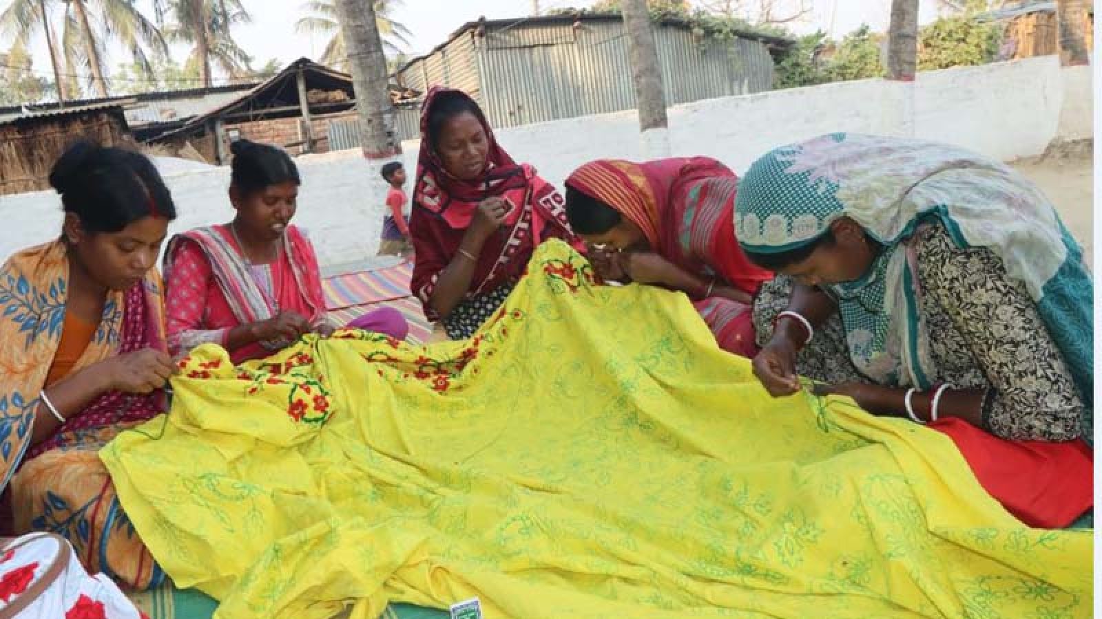 নকশিকাঁথার প্রতিটি ফোঁড়ে লেখা স্বনির্ভরতা ও শিক্ষার গল্প, সেই আয়েই জ্বলছে শিক্ষার আলো
