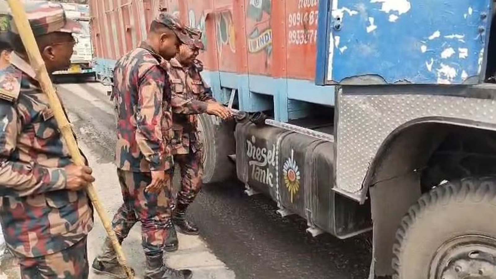 সোনামসজিদ স্থলবন্দরে তেল পাচার রোধে কঠোর নজরদারি