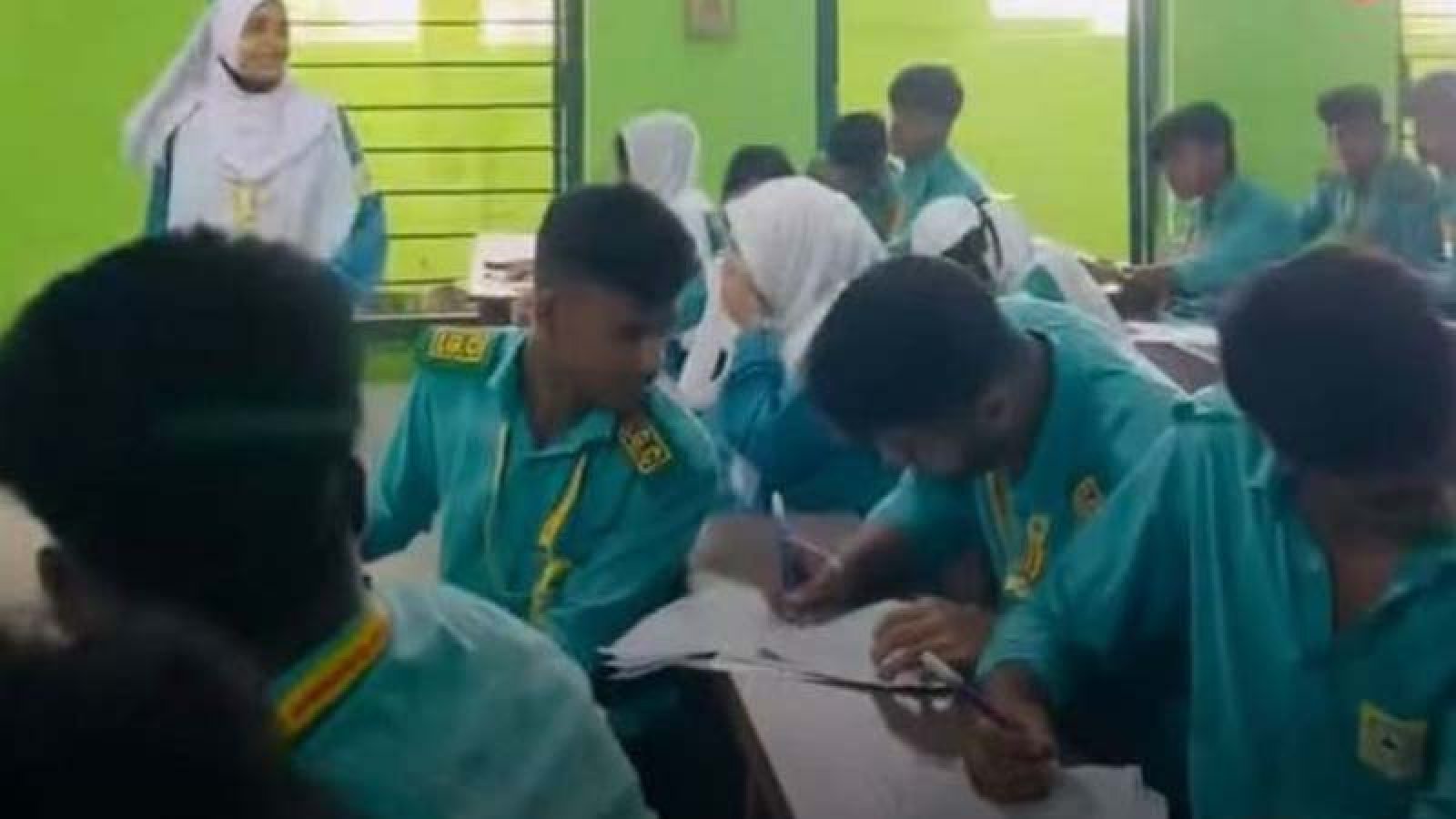 ঈশ্বরদী সরকারি কলেজে পরীক্ষার হলেই টিকটক! সমালোচনার ঝড়