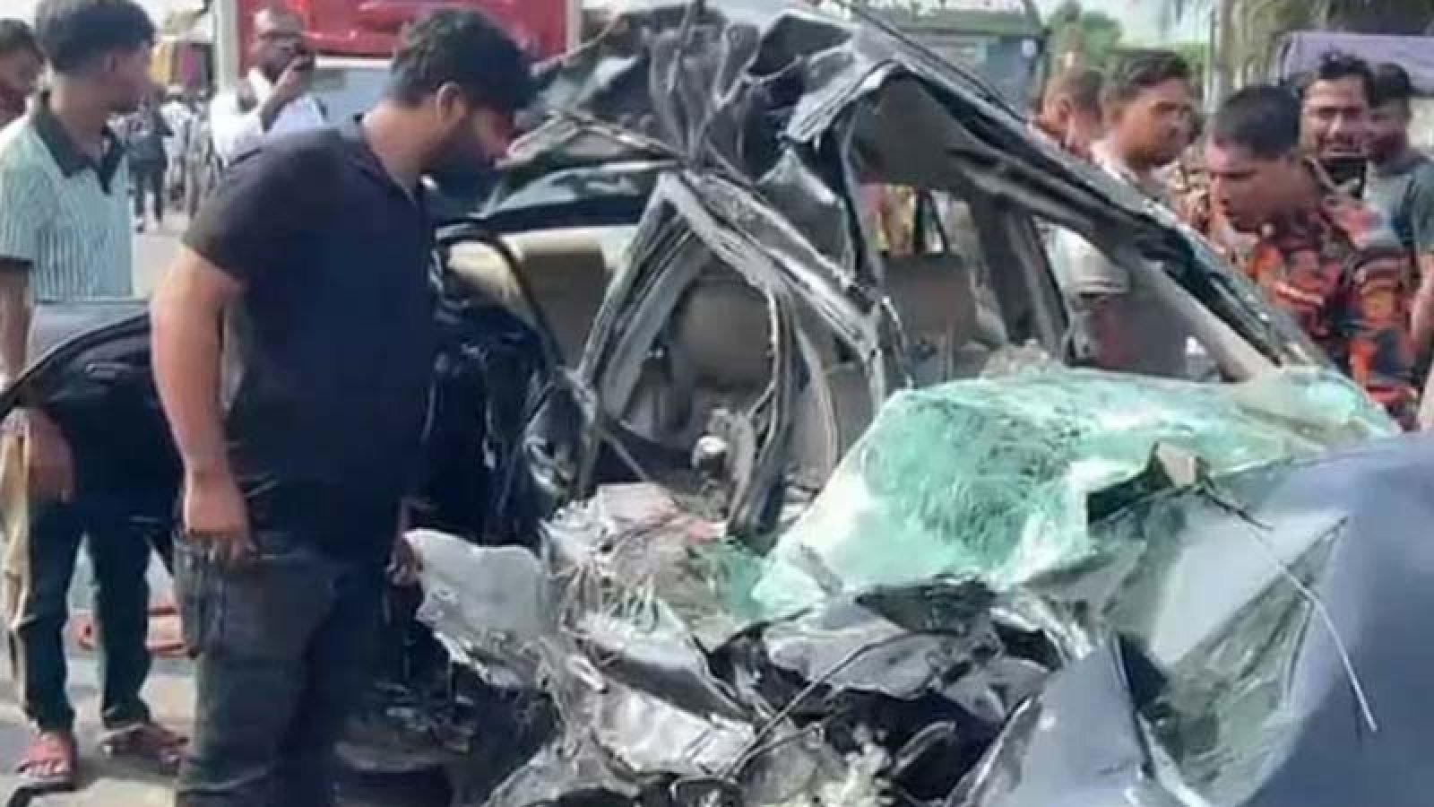 হোটেলে খেয়ে কার নিয়ে মহাসড়কে উঠতেই বাসের ধাক্কা, নিহত ৪