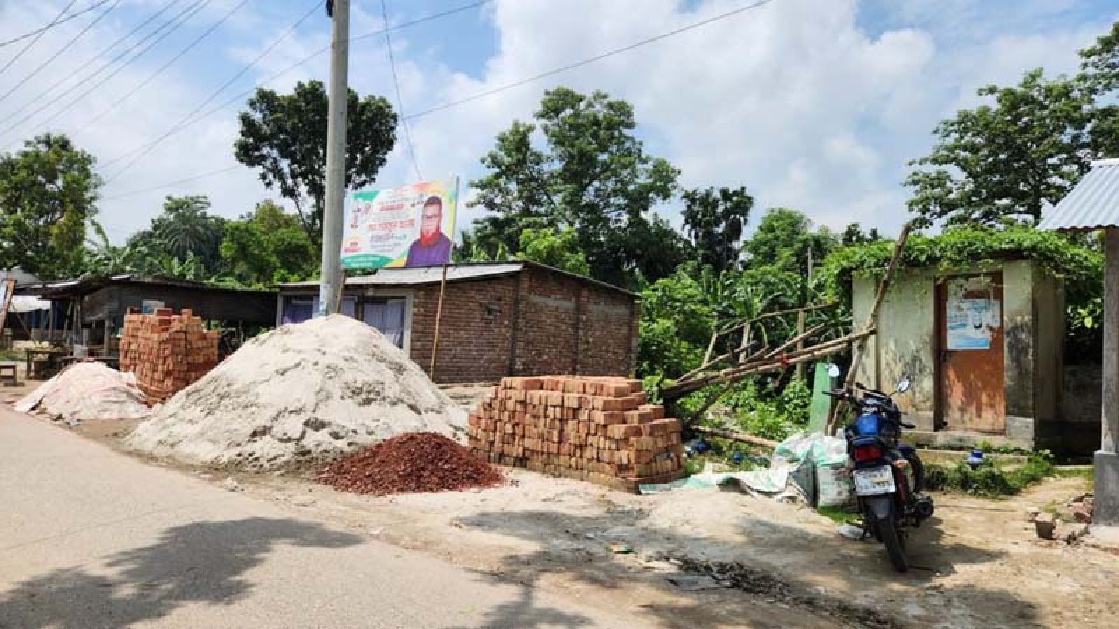 গুরুদাসপুরে সরকারি জায়গা দখল করে ঘর নির্মাণ ও ভাড়া আদায়