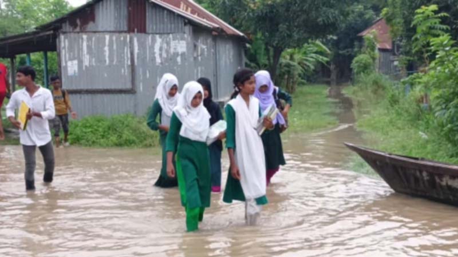 স্কুলেও পানি বাড়িতেও পানি লেখাপড়া করবো কী করে ?