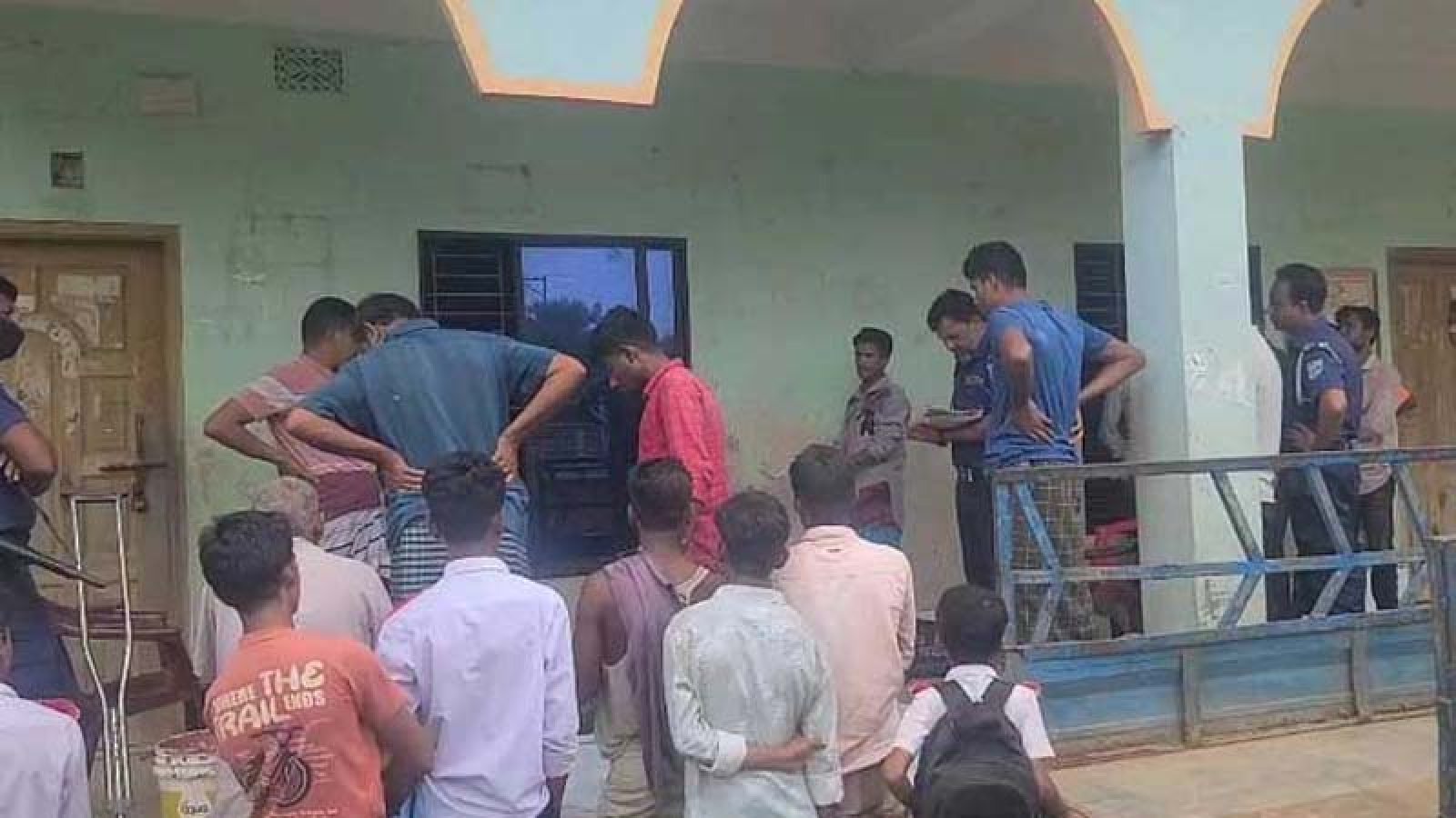 স্কুলের বারান্দায় ভিক্ষুকের লাশ, ব্যাগে মিলল ৭১ হাজার টাকা