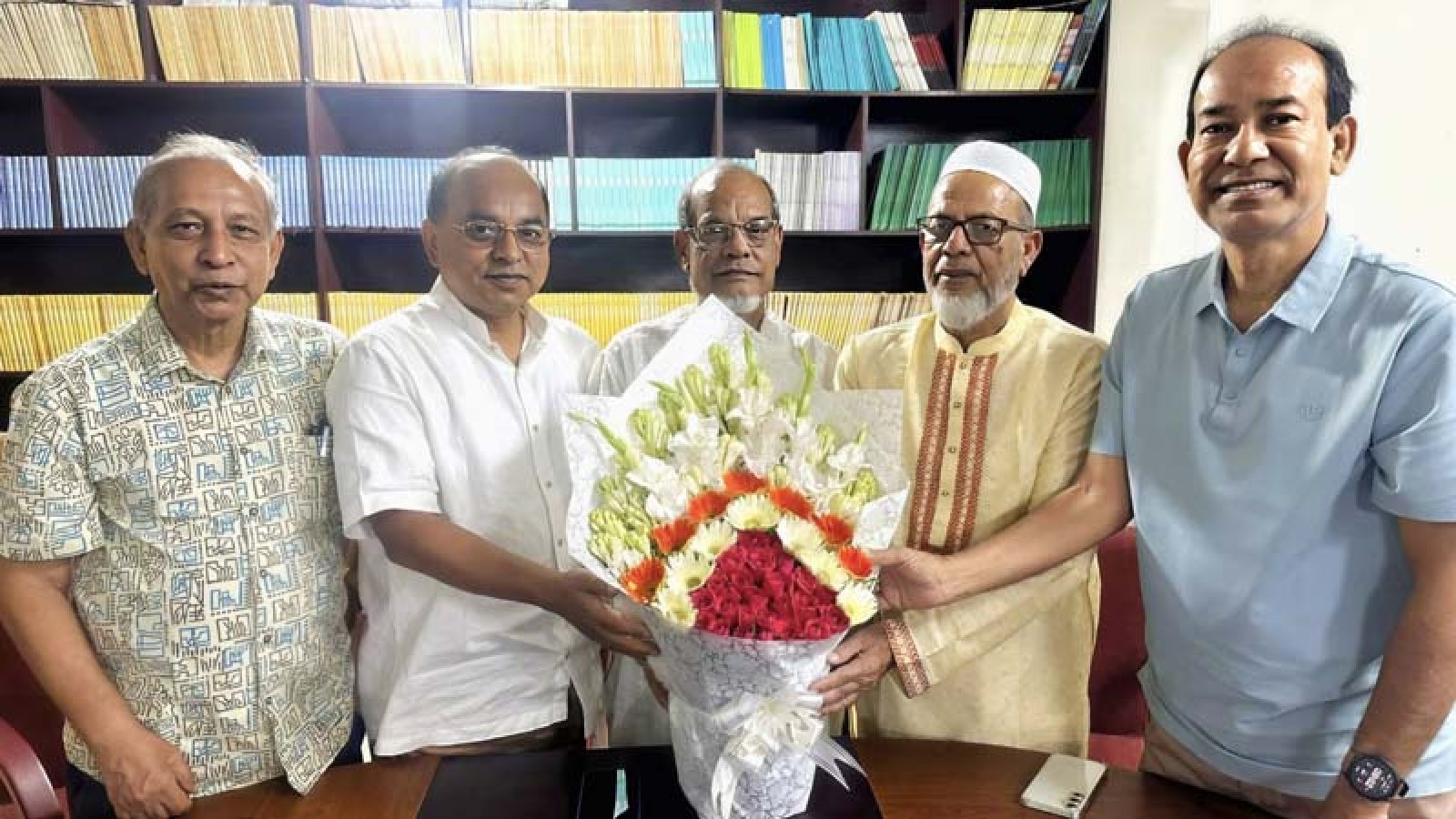 ফুলেল শুভেচ্ছায় অভিষিক্ত হলেন রাজশাহী চেম্বারের নতুন সভাপতি হাসেন আলী