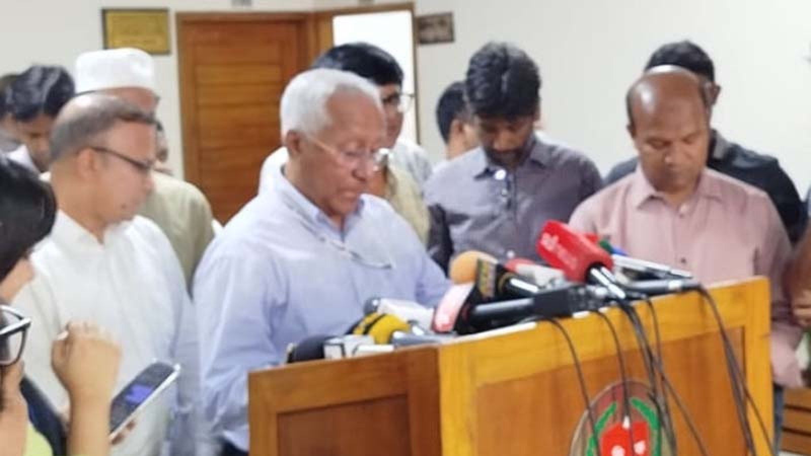স্থানীয় ভোটে সেনা মোতায়েনের পথ খুলছে, এমপিওভুক্ত শিক্ষকরা বাদ পড়ছেন