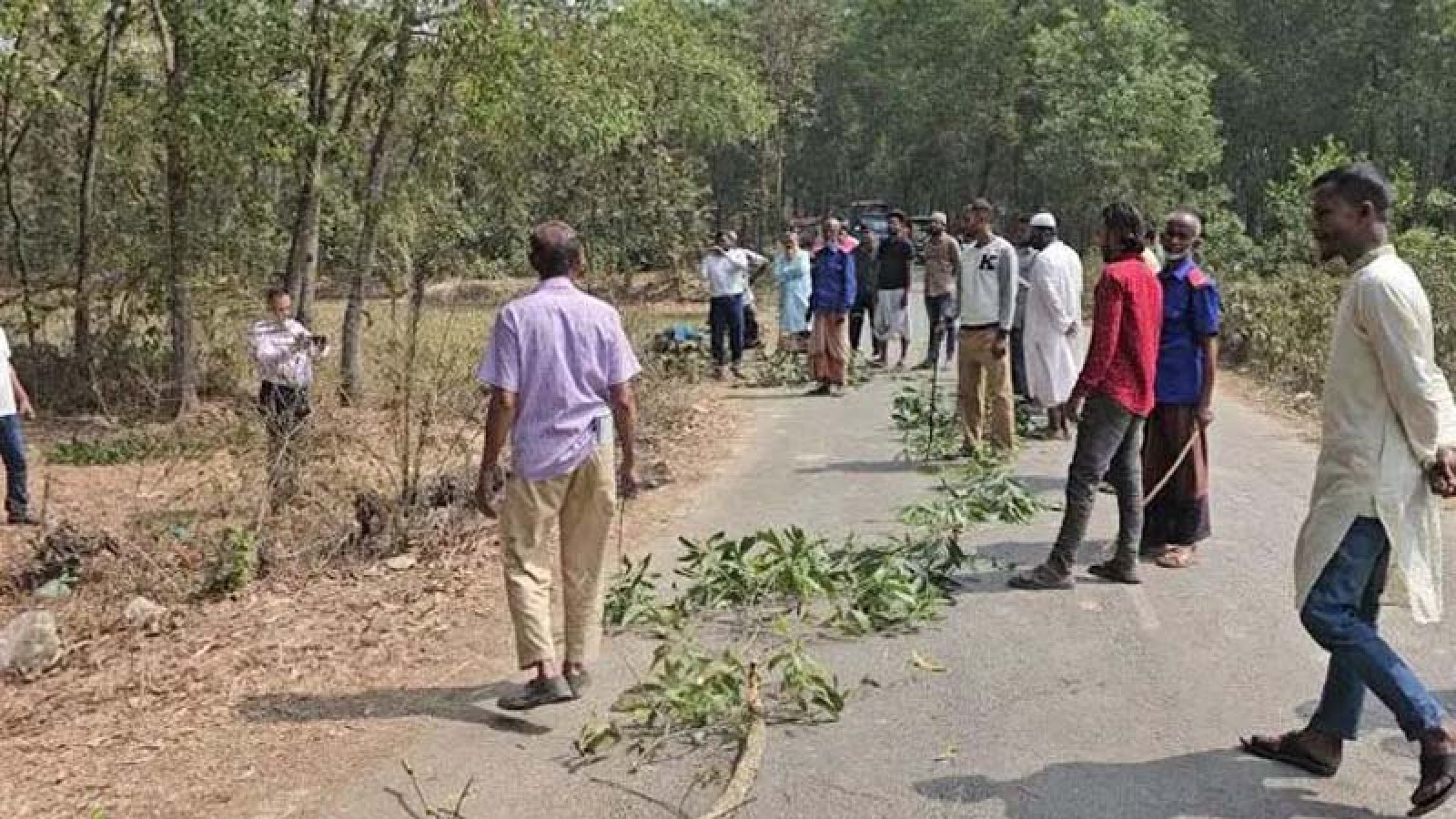 নির্জন এলাকায় আগুনে পোড়া দুই লাশ, তদন্তে পুলিশ