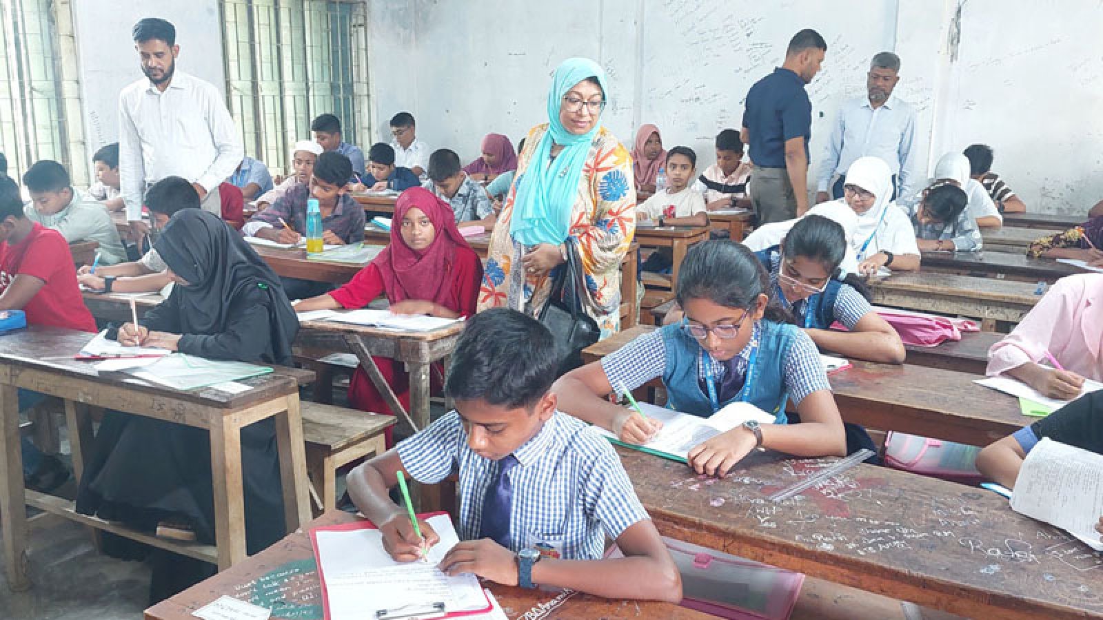 ঈশ্বরদীতে প্রাথমিক বৃত্তি পরীক্ষার প্রথম দিনে এক তৃতীয়াংশ পরীক্ষার্থী অনুপস্থিত