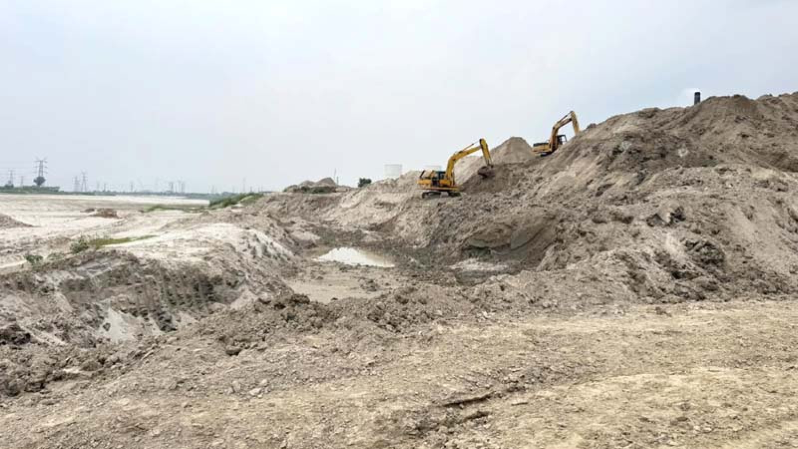 পাকশীর পদ্মায় দিনে-রাতে সমানতালে লুট হচ্ছে মাটি