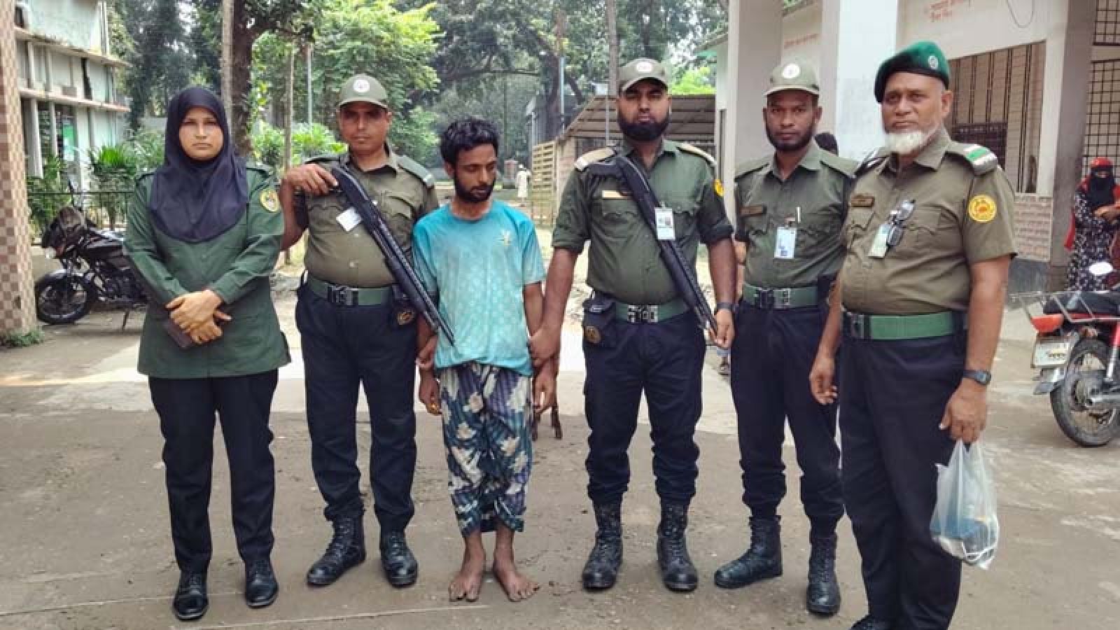 শিবগঞ্জ স্বাস্থ্য কমপ্লেক্সে রোগীর স্বজনের মোবাইল চুরি