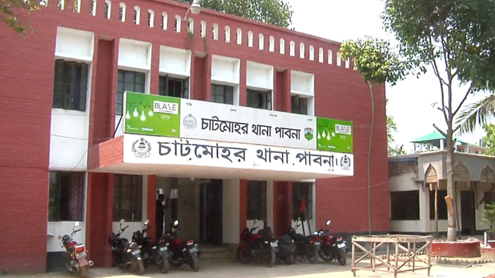 চাটমোহরে স্বতন্ত্র প্রার্থীর মাইক ভাংচুরের অভিযোগ কৃষকদলের সভাপতির বিরুদ্ধে