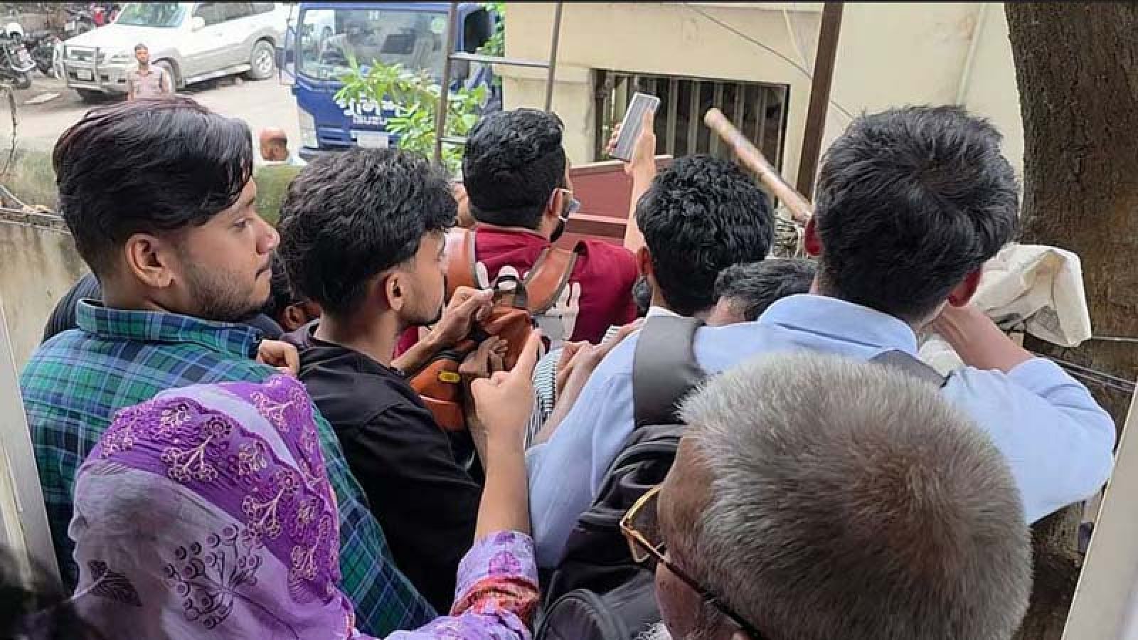 ভিসা না দিয়ে ‘অর্থ আত্মসাৎ’: আদালতে আসামিদের ওপর হামলা