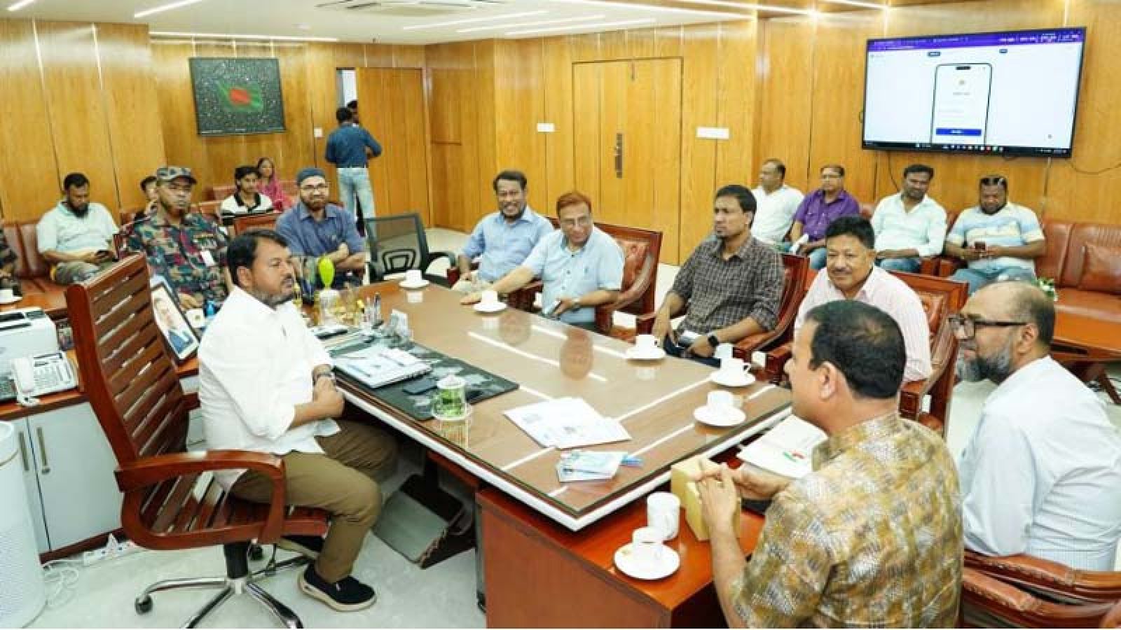 রাসিক প্রশাসকের সঙ্গে হাইটেক স্পেশালাইজড হসপিটালের চেয়ারম্যানের সৌজন্য সাক্ষাৎ ও মতবিনিময়