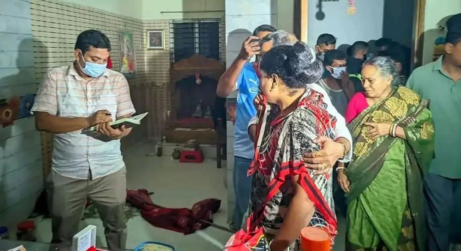 প্রীতিলতা রাত ২টা ৪০ মিনিটে তার বোনকে ফোন করেছিলেন কেন?