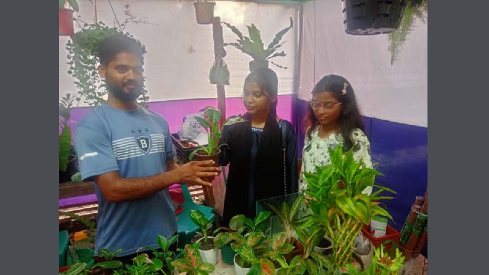 চাঁপাইনবাবগঞ্জে বৃক্ষমেলায় দর্শনার্থীদের ভিড়